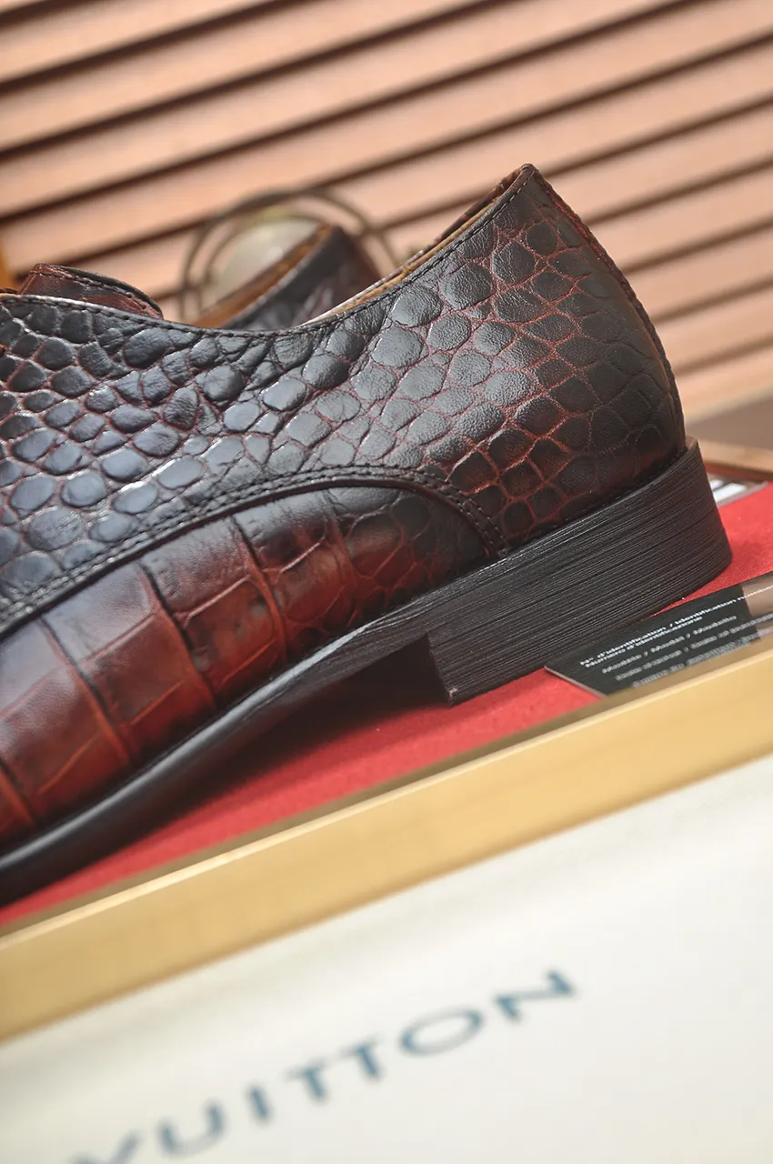 Men's men's shoes 💰540💶 [LV] (original single cowhide lining) 🍀LV's latest genuine leather business suit shoes are launched simultaneously on the official website. The first-layer cowhide imported from Italy is made of heavy gold, 💥official website 1:1 rubber outsole. Versatile to wear, high-end without losing class, and the color combination is extraordinary. This four-season style is alluring when worn on your feet, showing off your big-name flair. Standard code 38-45 (45 customized)